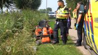 Man komt onder zitmaaier in sloot terecht en raakt ernstig gewond