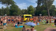 Man gered van verdrinking bij druk zwembad