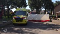 Vrouw komt onder geparkeerde auto terecht en overlijdt