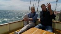 Teun en Ap laten hun handjes wapperen tijdens het oester zoeken