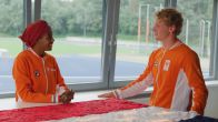 Prachtig! Sifan Hassan draagt Nederlandse vlag over aan Joël de Jong