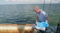 Teun gooit plastic in de zee