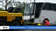 Touringcar botst tegen huis in Beek en Donk, één dode