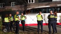 Touringcar crasht tegen huis in Beek en Donk: chauffeur (79) overleden