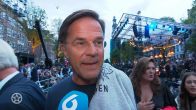 Mark Rutte en publiek 'tot tanden bewapend tegen de regen' bij Prinsengrachtconcert