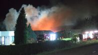 Grote brand in loods op industrieterrein Tholen: oliebollenkramen verwoest
