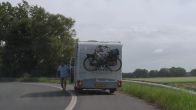 De fietsen schieten bijna van de camper af!