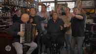 Volkszangers nemen promo op voor Geef mij maar Amsterdam