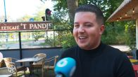 Marco Schuitmaker verrast Jan Smit met een gouden plaat