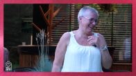 Silvia staat met haar bek vol tanden door de complimentjes van Alfred