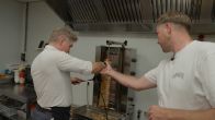 Teun komt helpen in de patatzaak van Albert