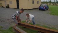 Zonder hulp moeten Eric en Judith de balken zelf vervoeren