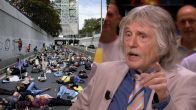 Johan hekelt Extinction Rebellion-demonstranten op de A12: 'Ik word echt beroerd van dat volk!'