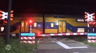 Scooterbestuurder wordt meegesleurd door trein bij spoorwegovergang