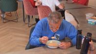 Johan krijgt het eten niet weg