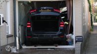 Auto rijdt huis binnen