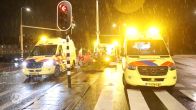 Gewonden nadat auto op paal klapt in Den Haag, lachgasflessen gevonden in voertuig