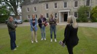 Familie gaat op bezichtiging bij extreem duur huis in Jersey