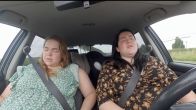 Mathilde is bang dat Gerda moet kotsen in haar auto.
