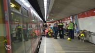 Man zit vast met been tussen metro en perron in Rotterdam