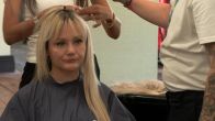 Dames genieten van een welverdiende beautybehandeling.
