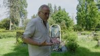 Gordon staat stil bij zijn overleden moeder en bezoekt graf.