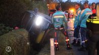 Bestelbus belandt in sloot: bestuurder draagt geen gordel