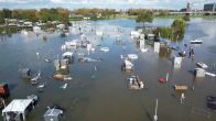 Camping en beachclub langs Maas overvallen door hoogwater