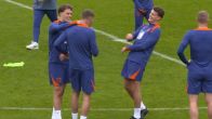 Beelden: Spelers Nederlands elftal dollen met elkaar op training in München