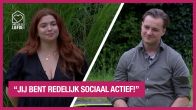Fleur zit helemaal in haar telefoon