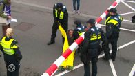 Politie verwijdert klimaatactivisten XR bij demonstratie Zeesluis IJmuiden