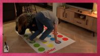 Pijnlijke confrontatie tijdens potje Twister