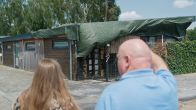 Peter bekijkt de schade na grote brand