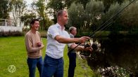 Visrel in Den Haag: wethouder gooit hengel uit tijdens dierenleedcampagne