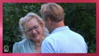 Jan weet zich geen houding te geven na deze spicy vraag...
