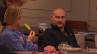 Jason spreekt Albert een preek omdat hij olie heeft gemorst