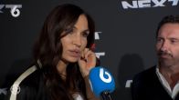 Shownieuws-tafel in shock door gezicht Famke Janssen
