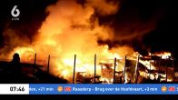 rote brand bij parkeerplaats, tientallen auto's in vlammen opgegaan