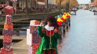 Slechthorende kids genieten van de Sinterklaasintocht in Veghel met doventolkpiet