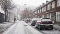 Dun laagje sneeuw bedekt straten in Arnhem