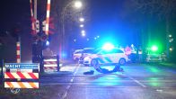 Auto geschept door trein bij politieachtervolging, twee doden