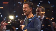 Mark Rutte benoemd tot erelid VVD en bedolven onder confetti