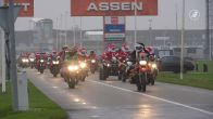 Honderden kerstmannen en -vrouwen op motor rijden voor het goede doel