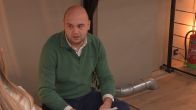 Jason wil graag een film kijken met Demi