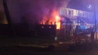 Een grote brand woedt vrijdagavond in een woning in Vroomshoop