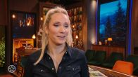 Hélène Hendriks maakt indruk op Johan Derksen met outfit