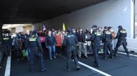 Politie zet waterkanon in tegen demonstranten klimaatprotest A12
