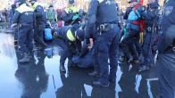 Politie zet waterkanon in tegen demonstranten klimaatprotest A12