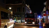 Bewoner Katwijk hangt aan gordijn uit kapotgeslagen raam bij grote brand Katwijk