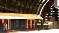Een asociale automobilist vlucht voor de politie en belandt op het dak van een metrostation